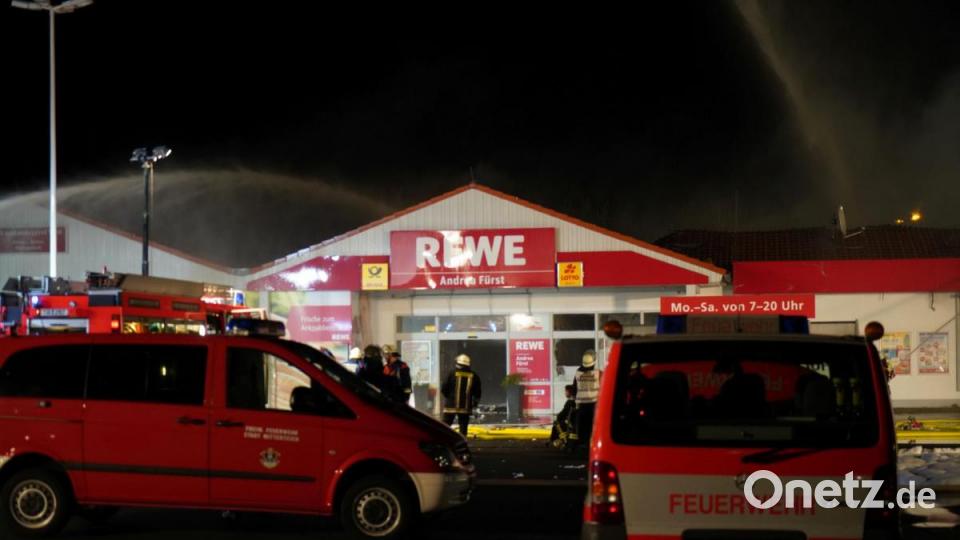 Ein Feuer hat den Rewe-Supermarkt in Wiesau komplett zerstört Bild: rti