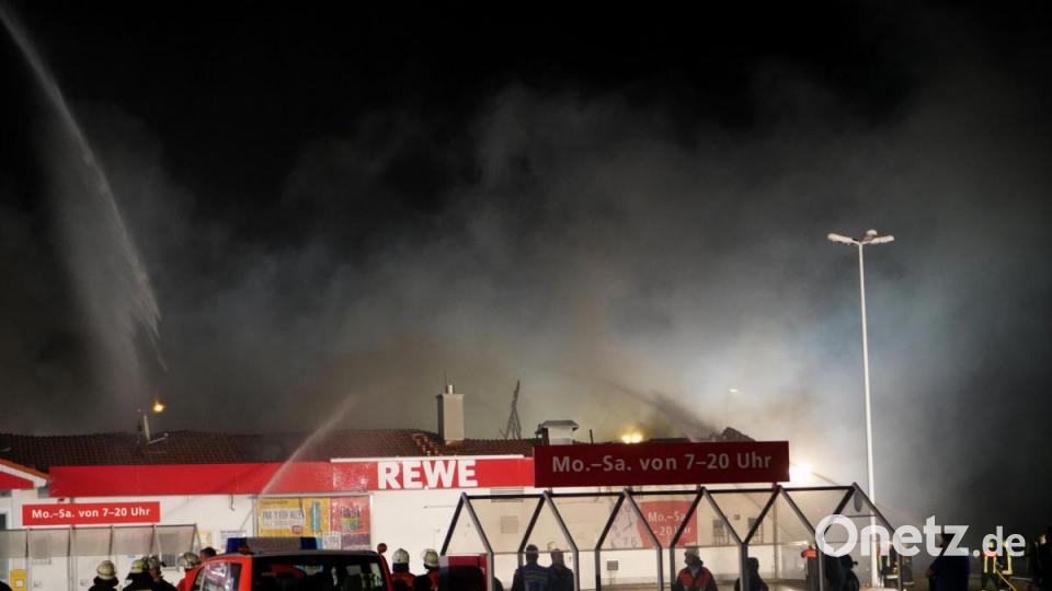 Ein Feuer hat den Rewe-Supermarkt in Wiesau komplett zerstört Bild: rti