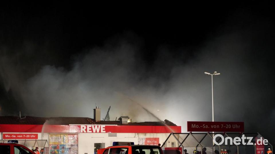 Ein Feuer hat den Rewe-Supermarkt in Wiesau komplett zerstört Bild: rti