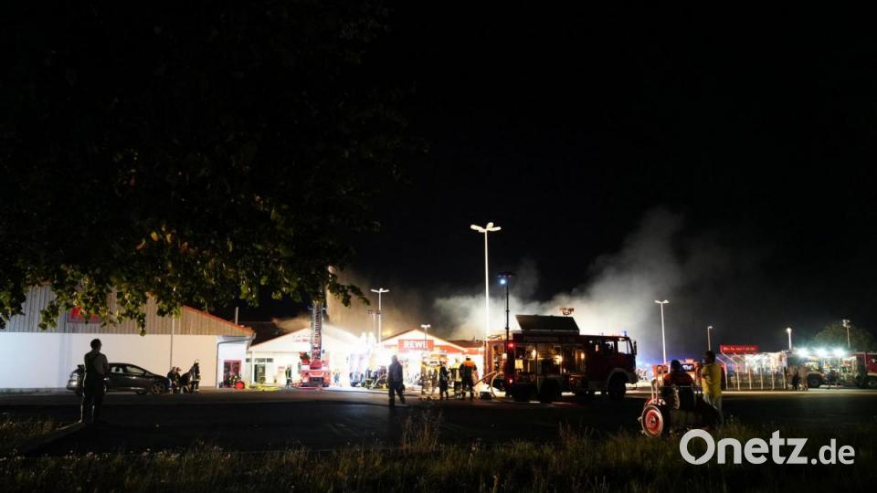 Ein Feuer hat den Rewe-Supermarkt in Wiesau komplett zerstört Bild: rti