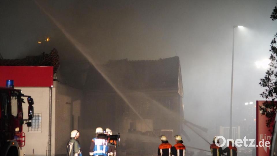 Ein Feuer hat den Rewe-Supermarkt in Wiesau komplett zerstört Bild: rti