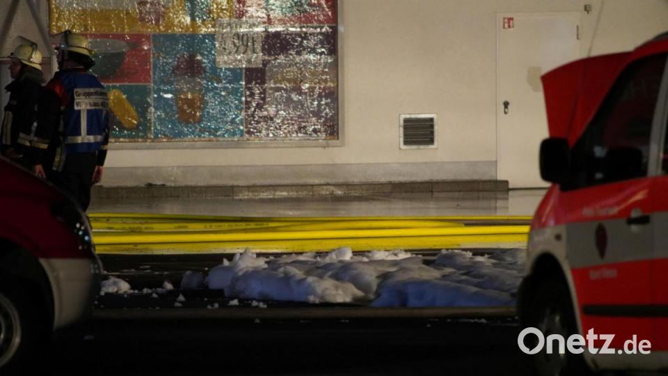 Ein Feuer hat den Rewe-Supermarkt in Wiesau komplett zerstört Bild: rti