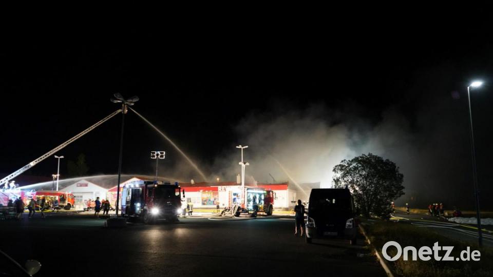 Ein Feuer hat den Rewe-Supermarkt in Wiesau komplett zerstört Bild: rti