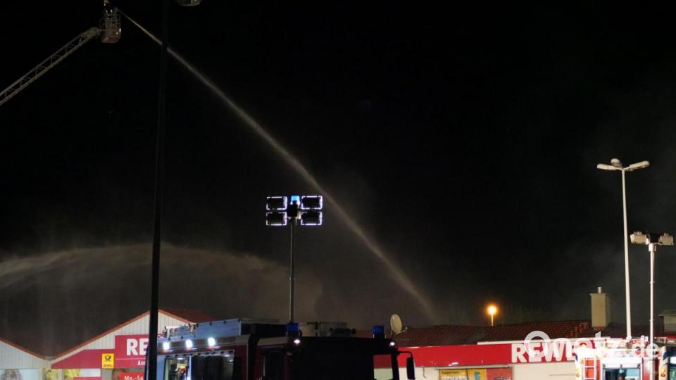 Ein Feuer hat den Rewe-Supermarkt in Wiesau komplett zerstört Bild: rti