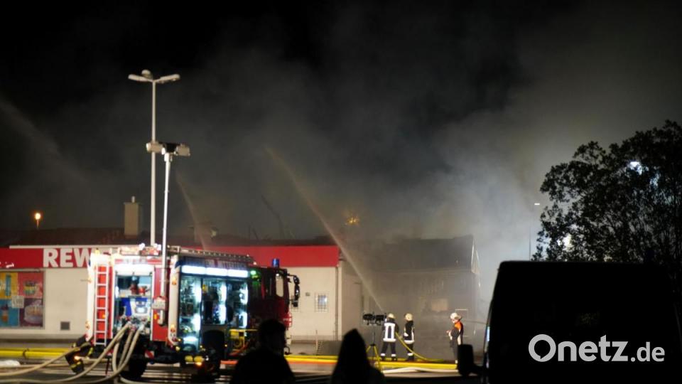 Ein Feuer hat den Rewe-Supermarkt in Wiesau komplett zerstört Bild: rti