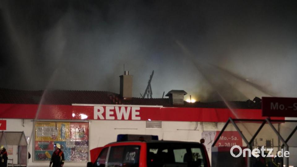 Ein Feuer hat den Rewe-Supermarkt in Wiesau komplett zerstört Bild: rti