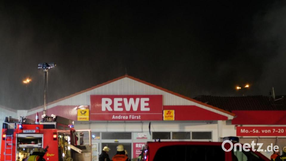 Ein Feuer hat den Rewe-Supermarkt in Wiesau komplett zerstört Bild: rti