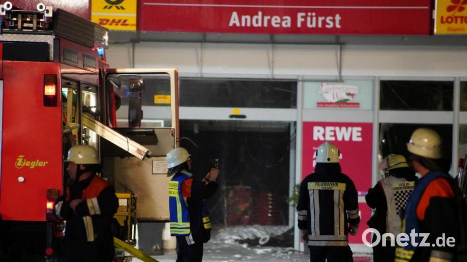 Ein Feuer hat den Rewe-Supermarkt in Wiesau komplett zerstört Bild: rti
