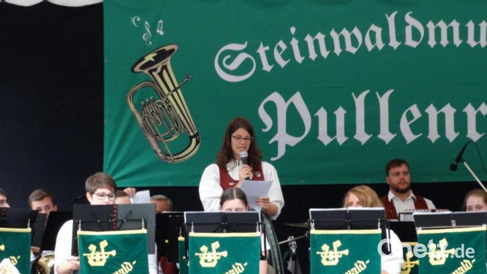 Die Vorsitzende der Steinwaldmusikanten, Marina Scherm, begrüßte die zahlreichen Gäste und führte gekonnt durch das Programm. Bild: twg