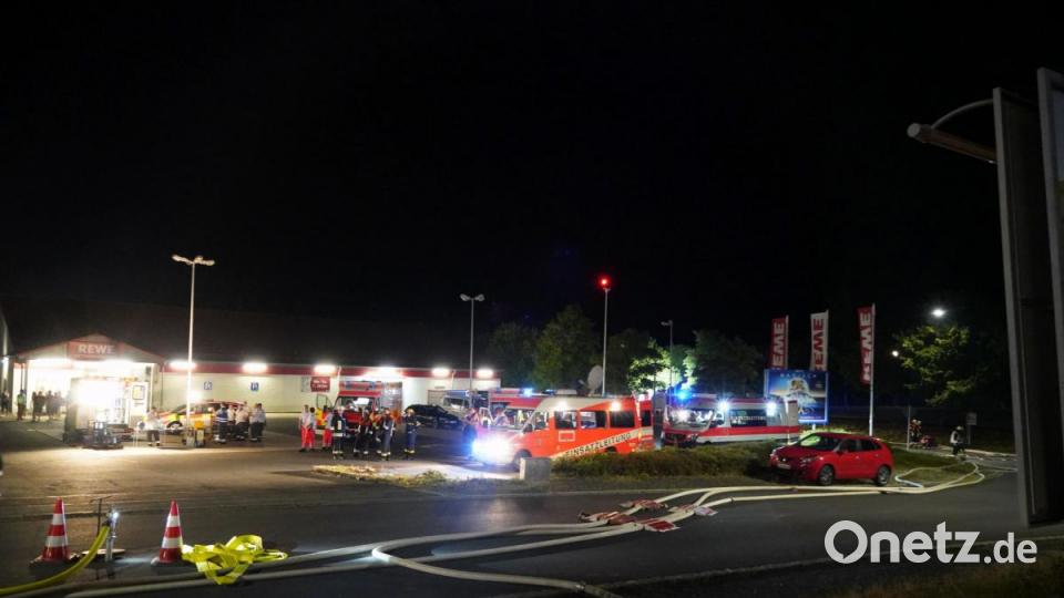Ein Feuer hat den Rewe-Supermarkt in Wiesau komplett zerstört Bild: rti