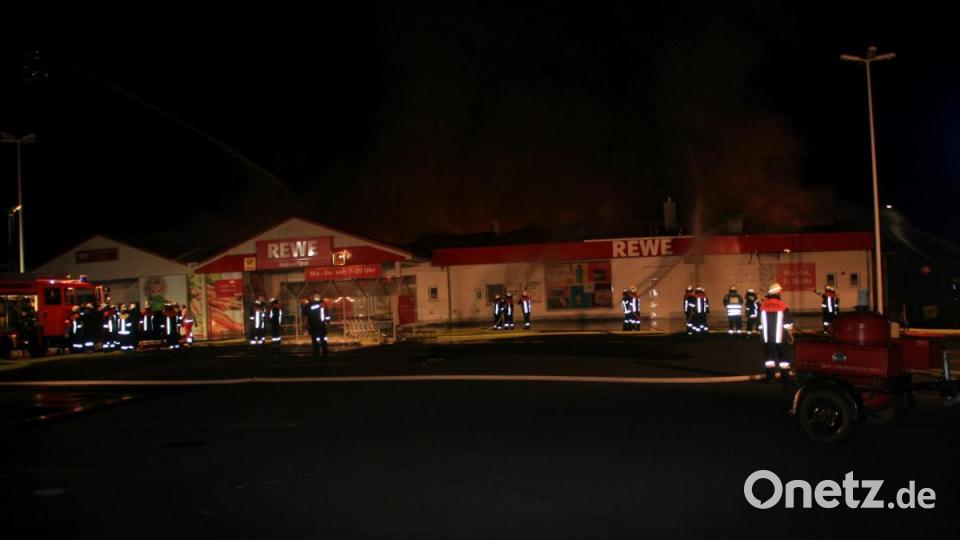 Der Dachstuhl des Rewe-Markt in Wiesau brennt Bild: wro