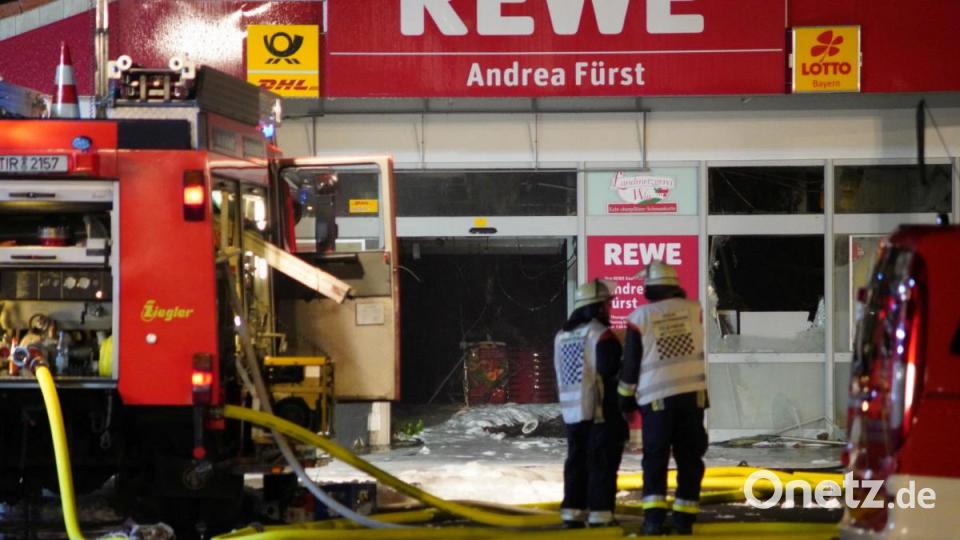 Ein Feuer hat den Rewe-Supermarkt in Wiesau komplett zerstört Bild: rti