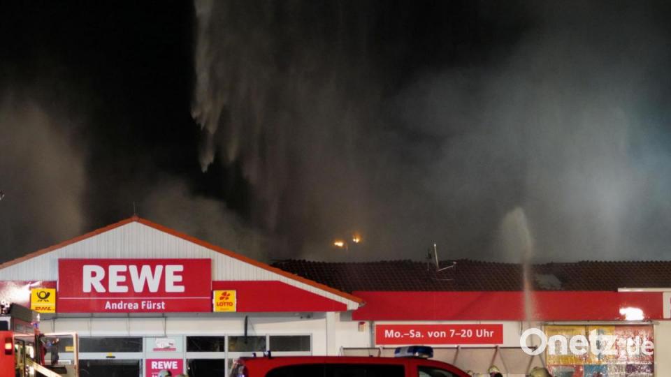 Ein Feuer hat den Rewe-Supermarkt in Wiesau komplett zerstört Bild: rti