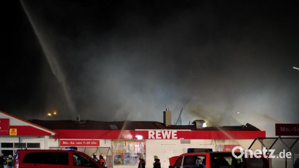 Ein Feuer hat den Rewe-Supermarkt in Wiesau komplett zerstört Bild: rti