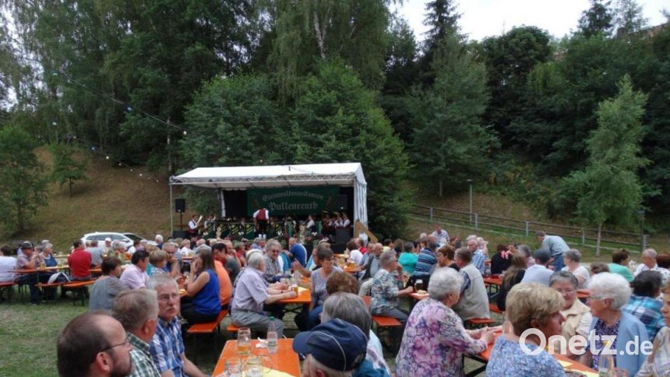 Gäste aus nah und fern lauschten den Klängen der bekannten Steinwaldmusikanten. Bild: twg