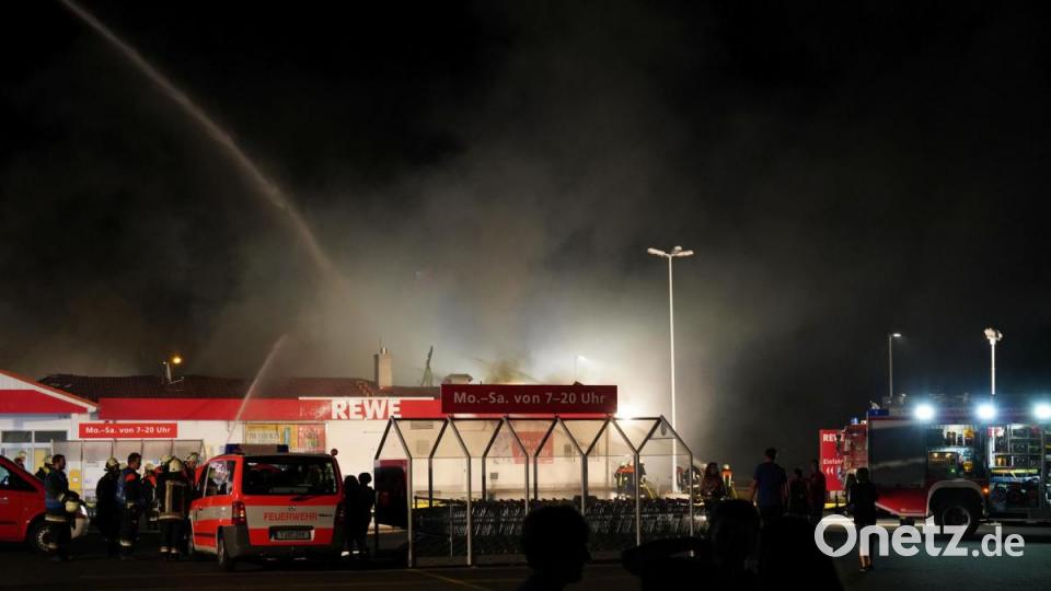 Ein Feuer hat den Rewe-Supermarkt in Wiesau komplett zerstört Bild: rti