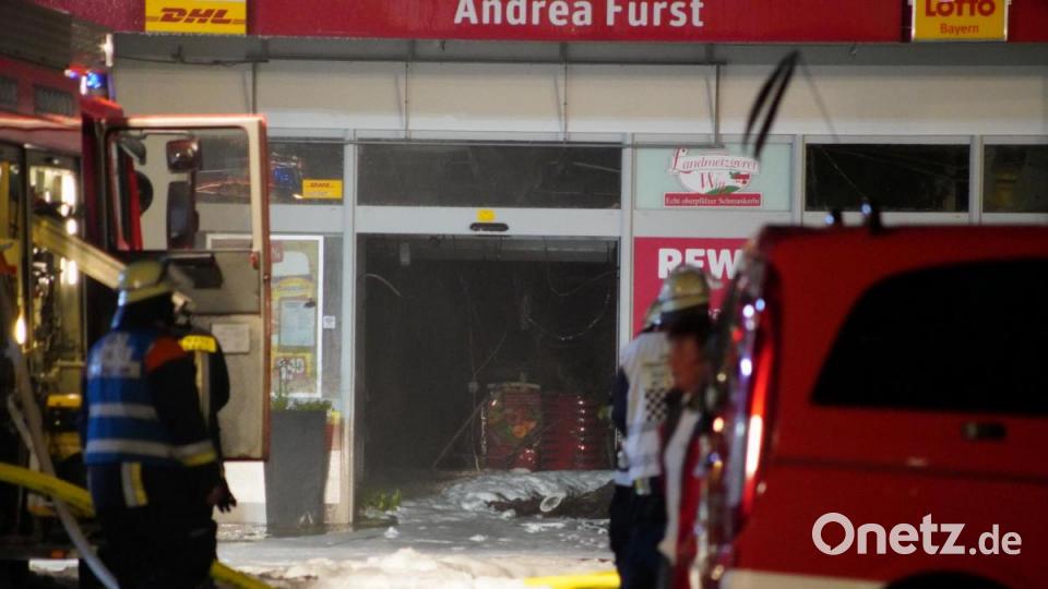 Ein Feuer hat den Rewe-Supermarkt in Wiesau komplett zerstört Bild: rti