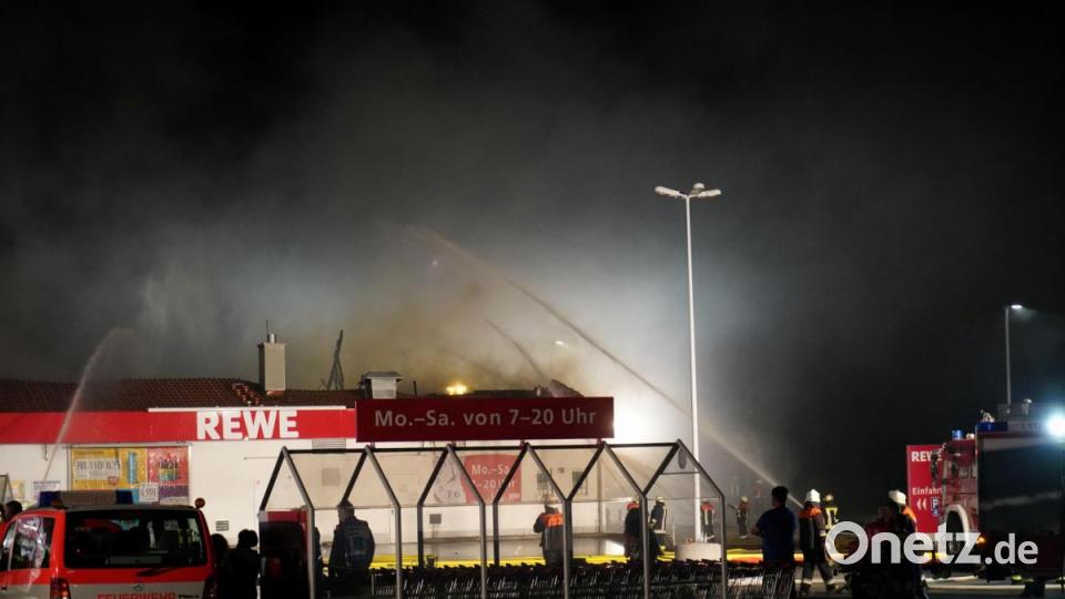 Ein Feuer hat den Rewe-Supermarkt in Wiesau komplett zerstört Bild: rti
