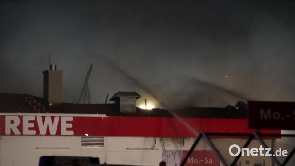 Ein Feuer hat den Rewe-Supermarkt in Wiesau komplett zerstört Bild: rti