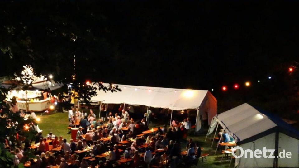 Einen besseren Platz für ihr Sommerkonzert könnten sich die Musiker aus Pullenreuth nicht aussuchen. Bild: twg
