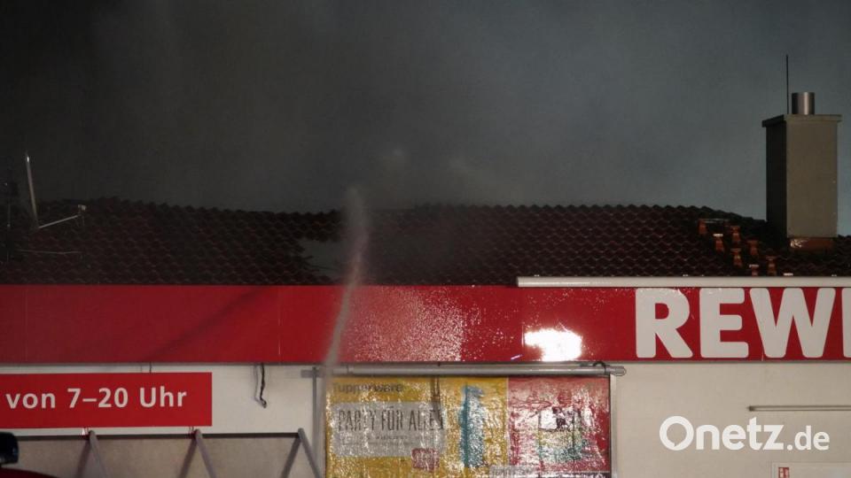 Ein Feuer hat den Rewe-Supermarkt in Wiesau komplett zerstört Bild: rti