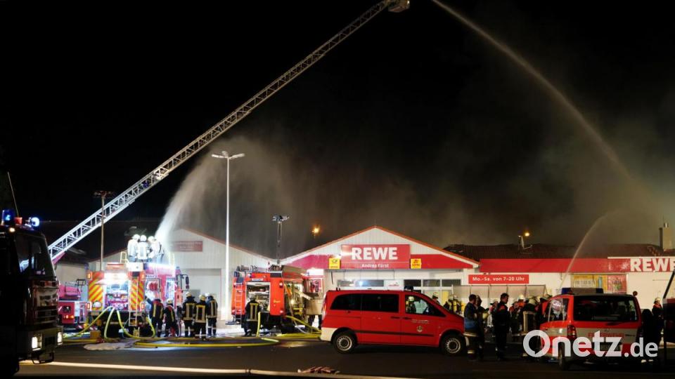 Ein Feuer hat den Rewe-Supermarkt in Wiesau komplett zerstört Bild: rti