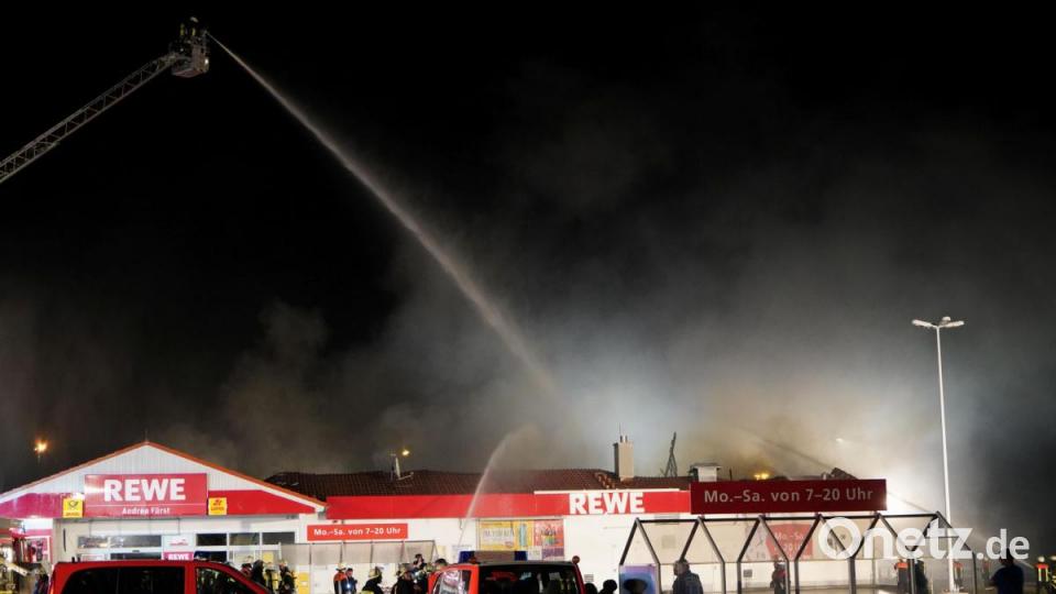 Ein Feuer hat den Rewe-Supermarkt in Wiesau komplett zerstört Bild: rti