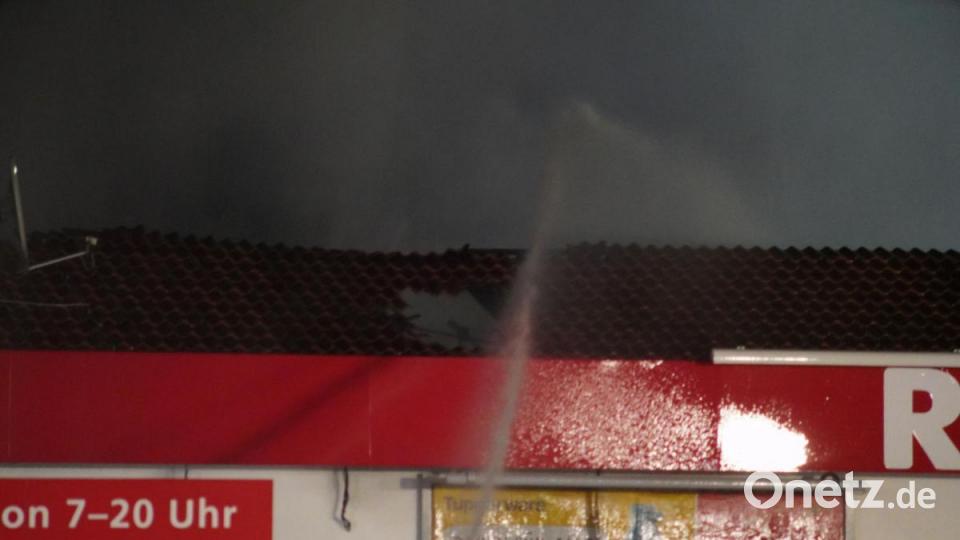 Ein Feuer hat den Rewe-Supermarkt in Wiesau komplett zerstört Bild: rti