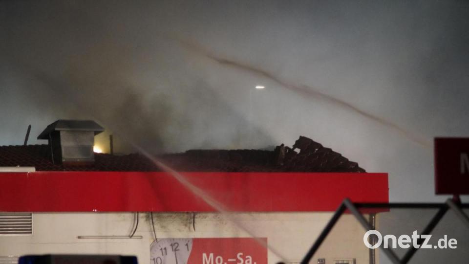 Ein Feuer hat den Rewe-Supermarkt in Wiesau komplett zerstört Bild: rti