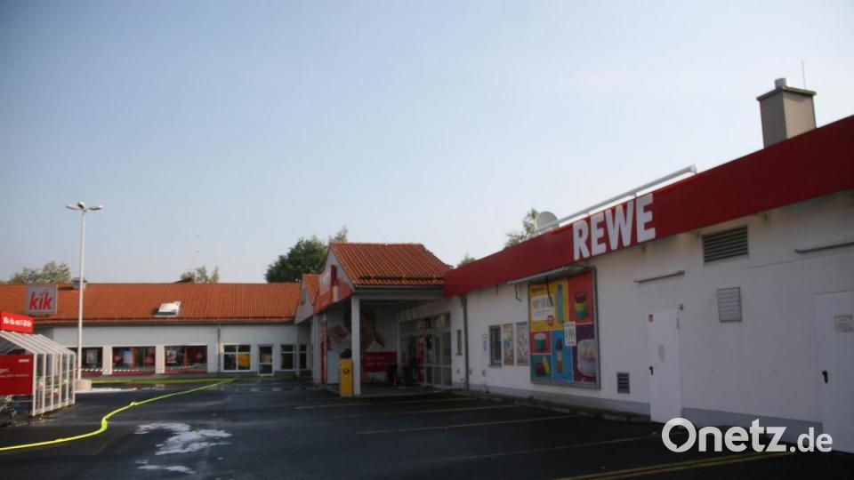 Der Rewe-Markt in Wiesau am Morgen nach dem Brand. Bild: wro