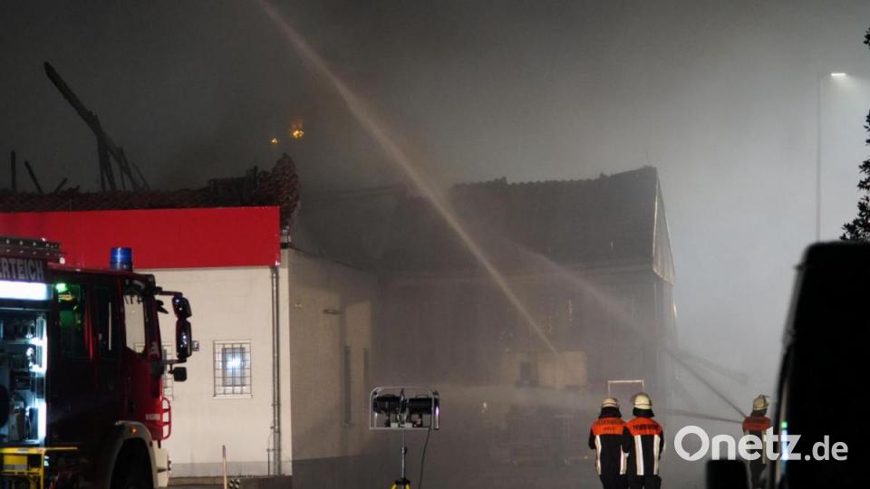 Ein Feuer hat den Rewe-Supermarkt in Wiesau komplett zerstört Bild: rti
