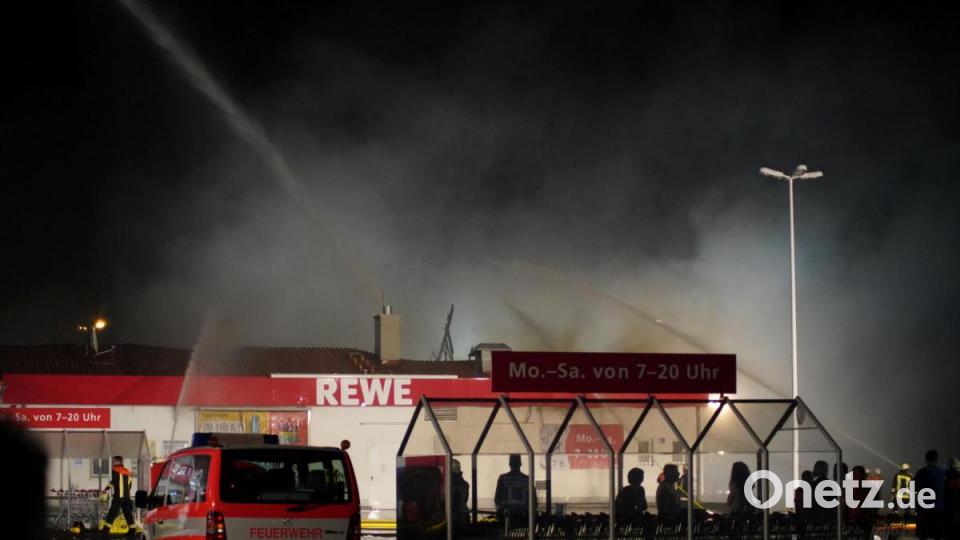 Ein Feuer hat den Rewe-Supermarkt in Wiesau komplett zerstört Bild: rti