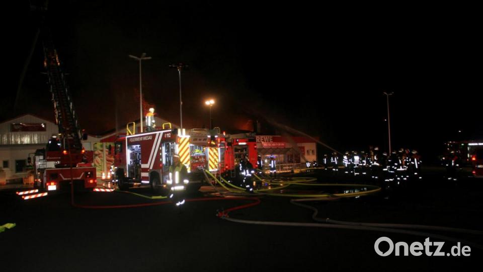 Der Dachstuhl des Rewe-Markt in Wiesau brennt Bild: wro