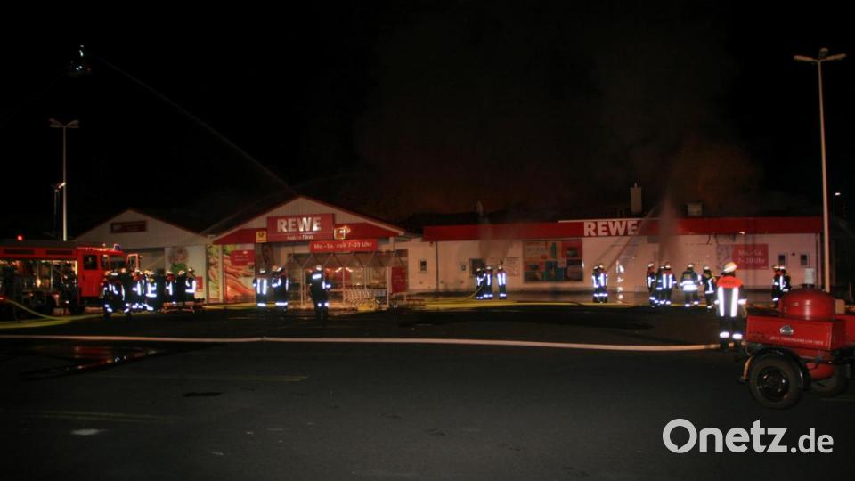 Der Dachstuhl des Rewe-Markt in Wiesau brennt Bild: wro