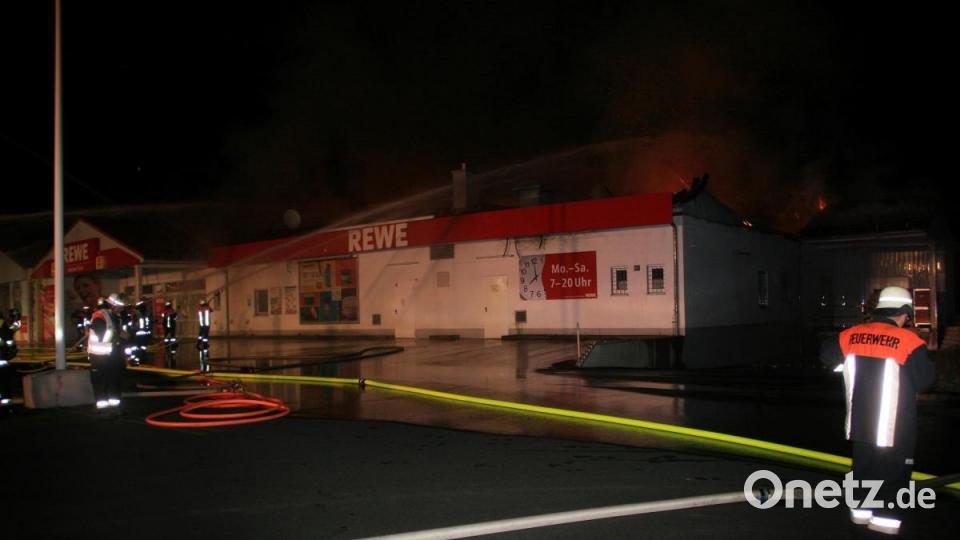 Der Dachstuhl des Rewe-Markt in Wiesau brennt Bild: wro
