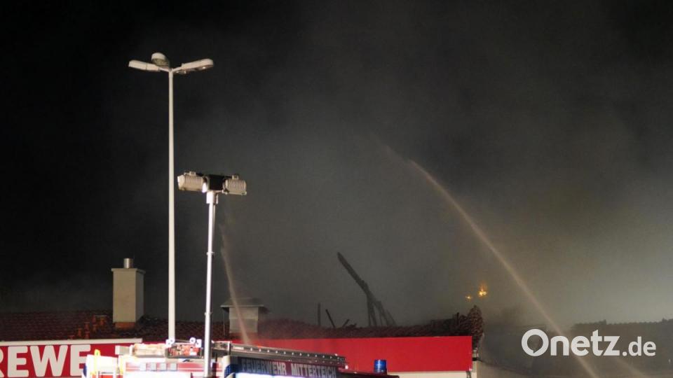 Ein Feuer hat den Rewe-Supermarkt in Wiesau komplett zerstört Bild: rti