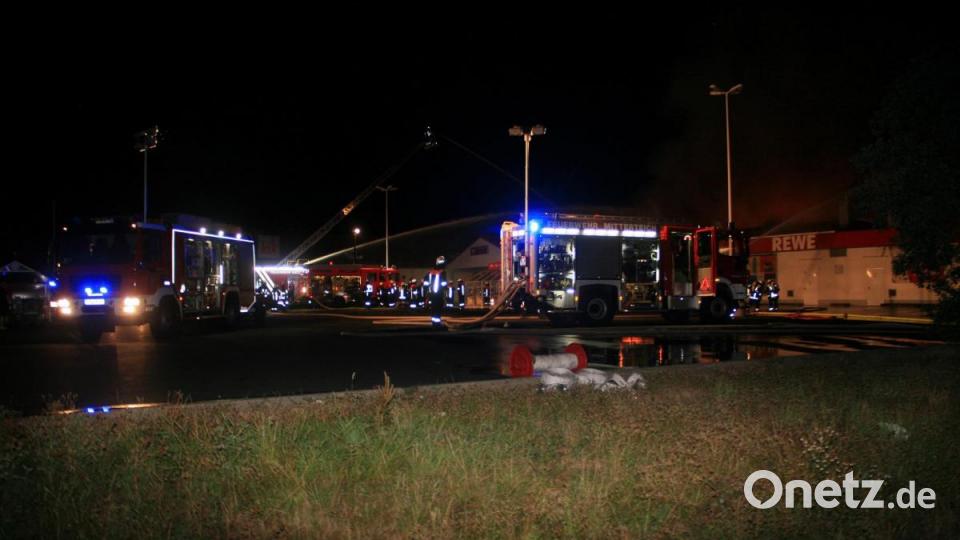 Der Dachstuhl des Rewe-Markt in Wiesau brennt Bild: wro