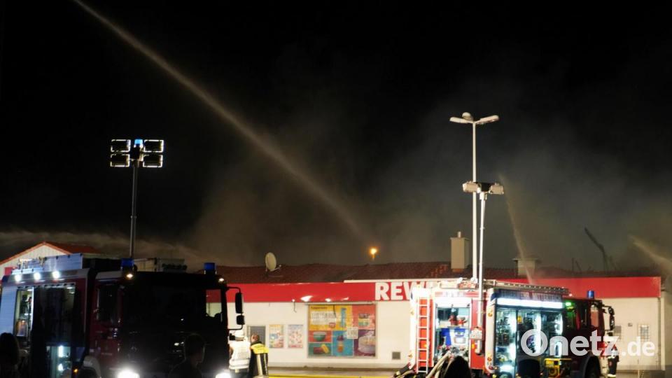 Ein Feuer hat den Rewe-Supermarkt in Wiesau komplett zerstört Bild: rti
