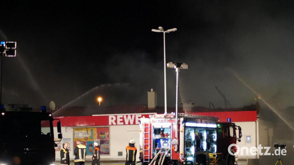 Ein Feuer hat den Rewe-Supermarkt in Wiesau komplett zerstört Bild: rti