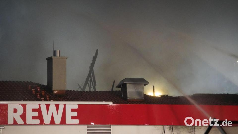 Ein Feuer hat den Rewe-Supermarkt in Wiesau komplett zerstört Bild: rti