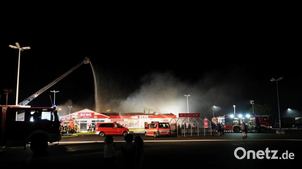 Ein Feuer hat den Rewe-Supermarkt in Wiesau komplett zerstört Bild: rti