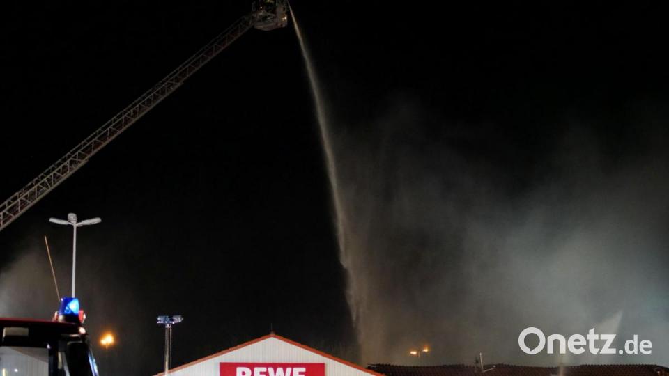 Ein Feuer hat den Rewe-Supermarkt in Wiesau komplett zerstört Bild: rti