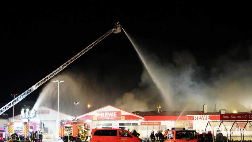 Ein Feuer hat den Rewe-Supermarkt in Wiesau komplett zerstört Bild: rti