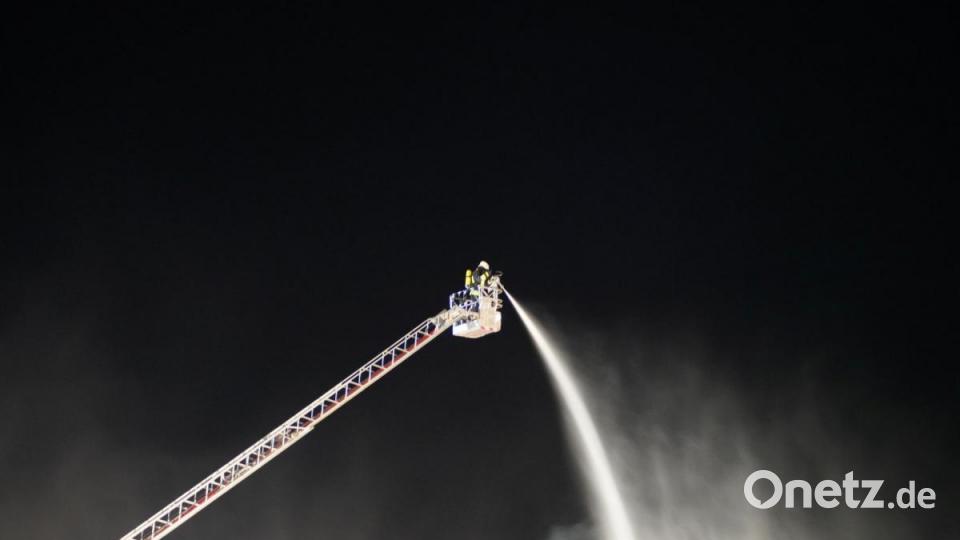 Ein Feuer hat den Rewe-Supermarkt in Wiesau komplett zerstört Bild: rti