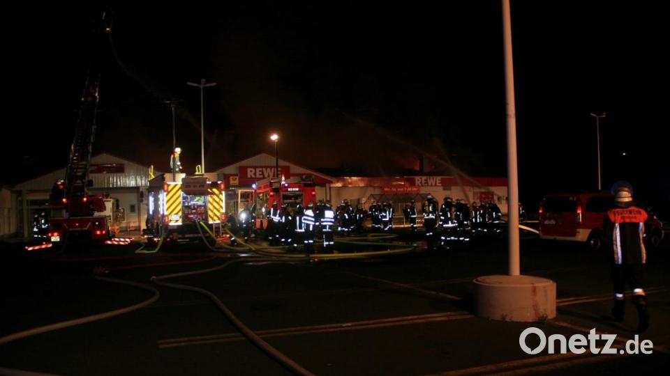 Der Dachstuhl des Rewe-Markt in Wiesau brennt Bild: wro