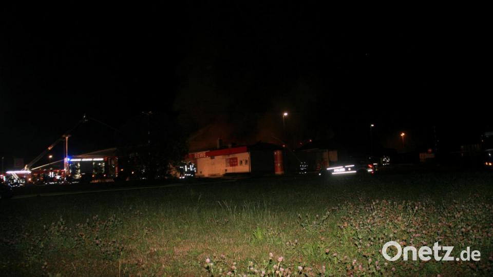 Der Dachstuhl des Rewe-Markt in Wiesau brennt Bild: wro