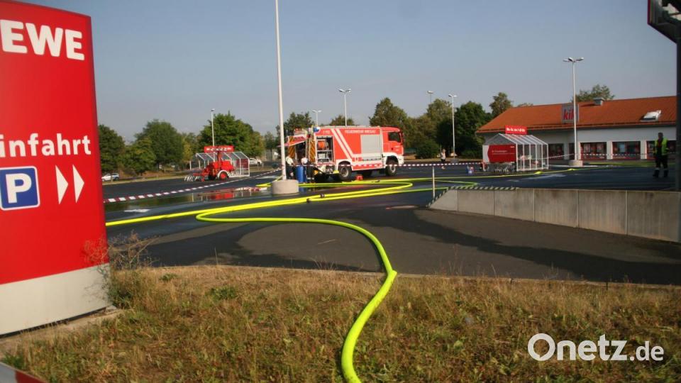 Der Rewe-Markt in Wiesau am Morgen nach dem Brand. Bild: wro