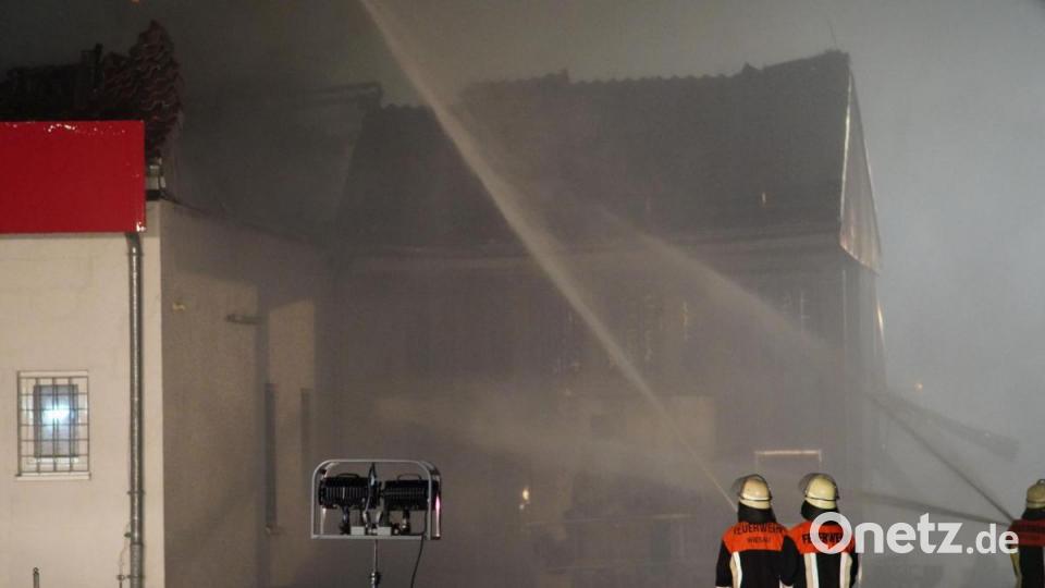Ein Feuer hat den Rewe-Supermarkt in Wiesau komplett zerstört Bild: rti
