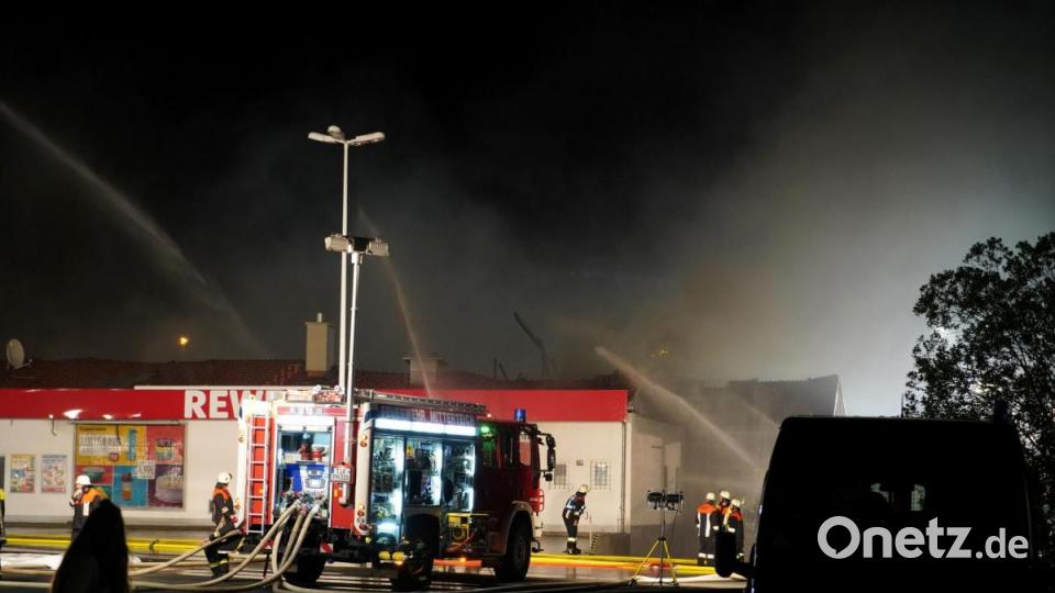 Ein Feuer hat den Rewe-Supermarkt in Wiesau komplett zerstört Bild: rti