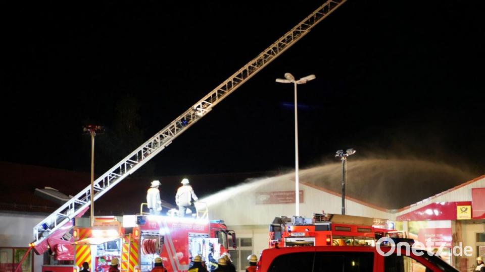 Ein Feuer hat den Rewe-Supermarkt in Wiesau komplett zerstört Bild: rti